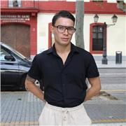 Soy una persona divertida, dinámica con mucha creatividad y algo exigente. Con una apertura social y política apta para el arte.